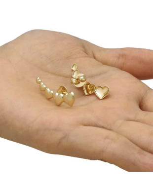 Brinco Ear Cuff com Cinco Corações Dourados Folheado em Ouro 18K